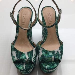 Schultz brand new leaf print wedge shoes 🏝